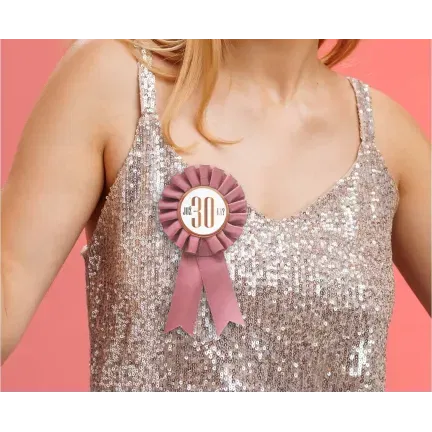 Kotylion "Już 30-tka?", brudny róż Kotylion "Już 30-tka?", brudny róż