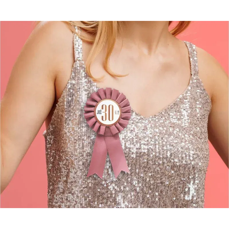 Kotylion "Już 30-tka?", brudny róż Kotylion "Już 30-tka?", brudny róż