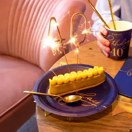 Talerzyk papierowy Happy Birthday 40 granatowy 7cali 6szt. Talerzyk papierowy Happy Birthday 40 granatowy 7cali 6szt.