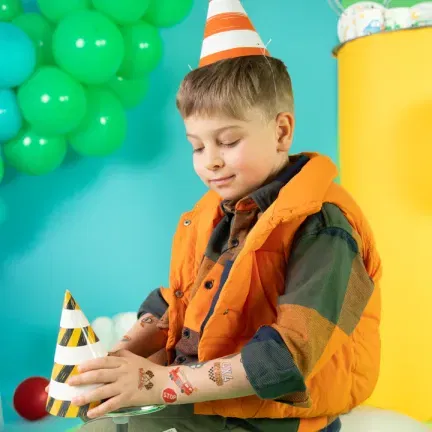 Czapeczki imprezowe Auta 10x16cm 6szt. Czapeczki imprezowe Auta 10x16cm 6szt.