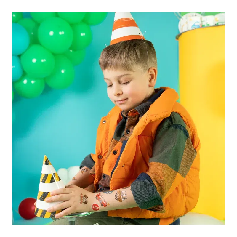 Czapeczki imprezowe Auta 10x16cm 6szt. Czapeczki imprezowe Auta 10x16cm 6szt.