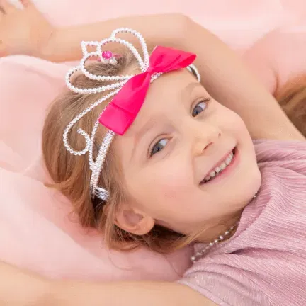 Diadem z ciemnoróżowymi klejnotami i kokardą srebrny