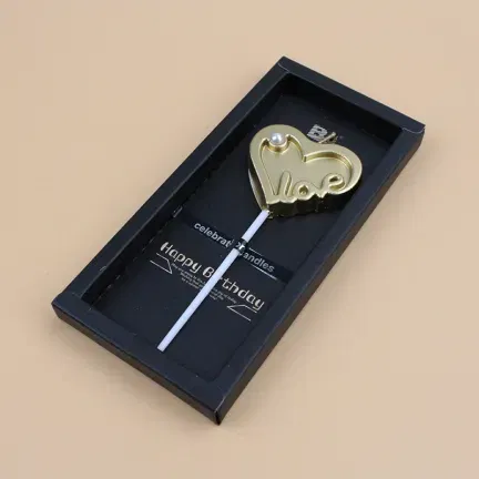 Złota świeczka tortowa LOVE z perłką Złota świeczka tortowa LOVE z perłką