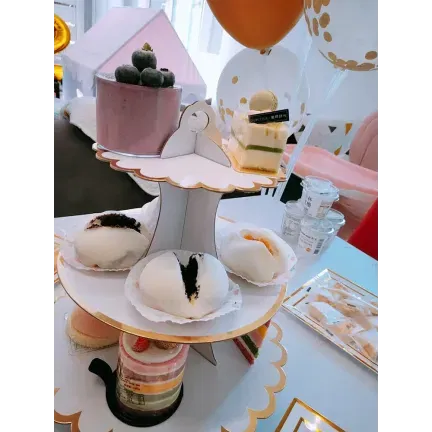 Patera papierowa na ciasto biało złota Patera papierowa na ciasto biało złota