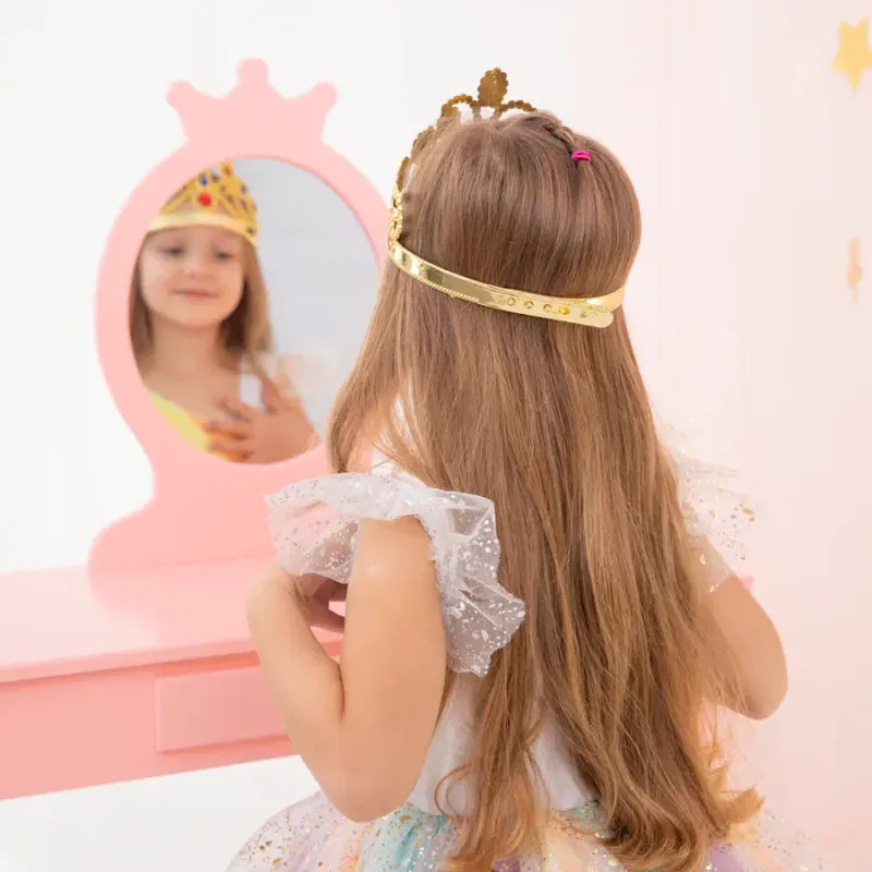 Korona z kolorowymi klejnotami złota Korona z kolorowymi klejnotami złota