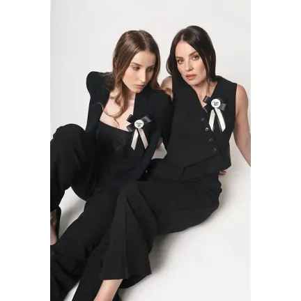 Kotylion na 18 urodziny, kremowo-czarny, 11x17 cm