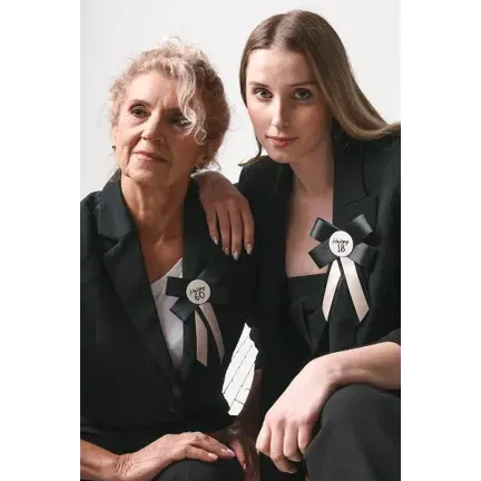 Kotylion na 18 urodziny, kremowo-czarny, 11x17 cm