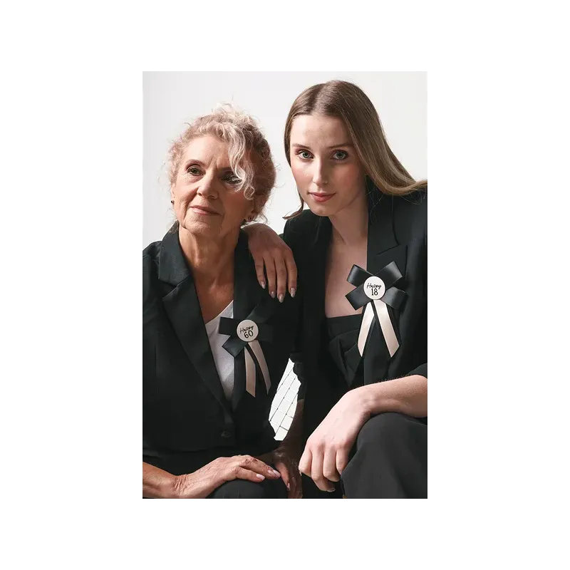 Kotylion na 18 urodziny, kremowo-czarny, 11x17 cm