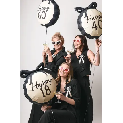 Kotylion na 18 urodziny, kremowo-czarny, 11x17 cm