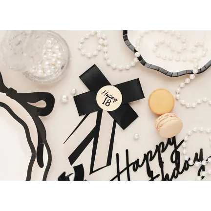Kotylion na 18 urodziny, kremowo-czarny, 11x17 cm
