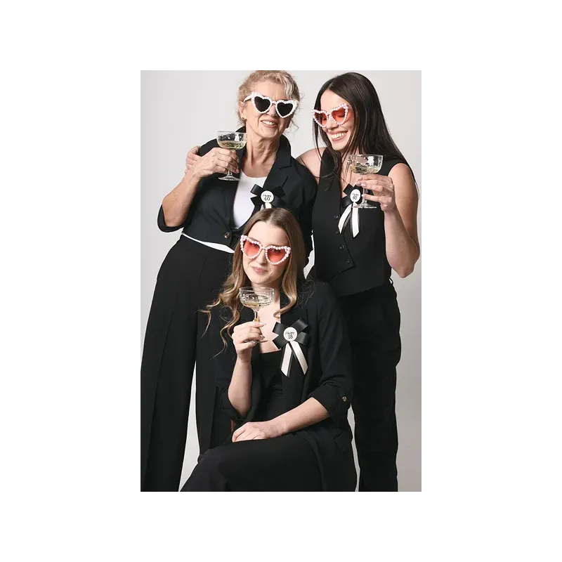 Kotylion na 40 urodziny, kremowo-czarny, 11x17 cm Kotylion na 40 urodziny, kremowo-czarny, 11x17 cm