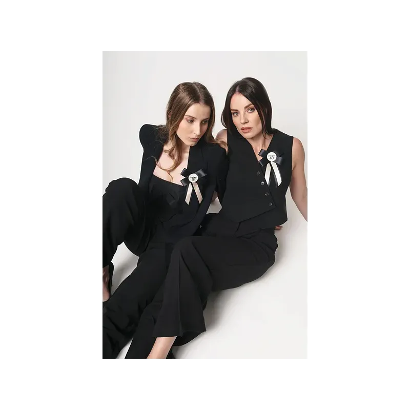 Kotylion na 40 urodziny, kremowo-czarny, 11x17 cm Kotylion na 40 urodziny, kremowo-czarny, 11x17 cm