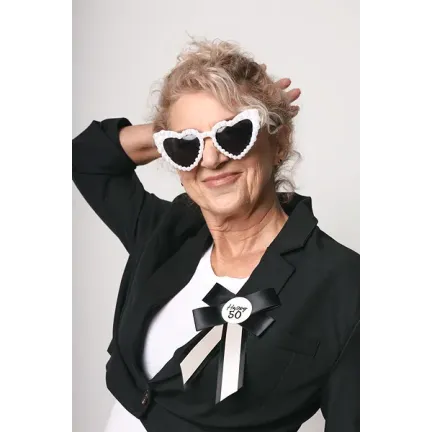 Kotylion na 50 urodziny, kremowo-czarny, 11x17 cm