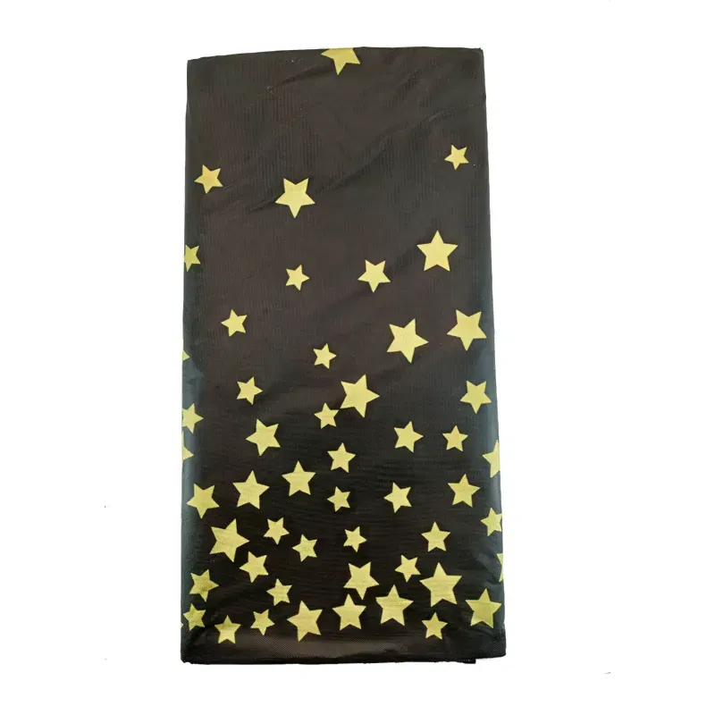 Obrus foliowy jednorazowy czarny w złote gwiazdki 137 x 274 cm Obrus foliowy jednorazowy czarny w złote gwiazdki 137 x 274 cm