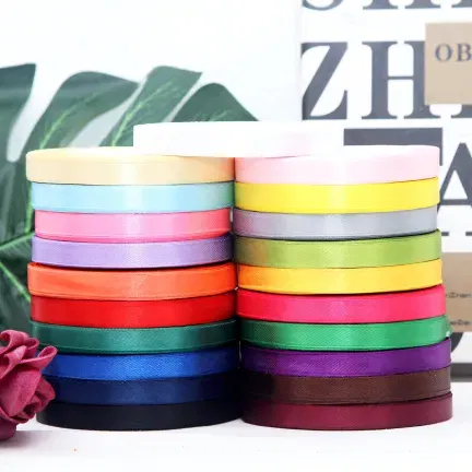 Tasiemka satynowa jasnozielona 10mm x 22m Tasiemka satynowa jasnozielona 10mm x 22m