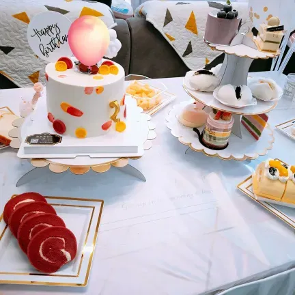 Patera papierowa na ciasto biało złota Patera papierowa na ciasto biało złota