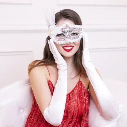 Maska karnawałowa z piórami srebrna 18x22cm Maska karnawałowa z piórami srebrna 18x22cm