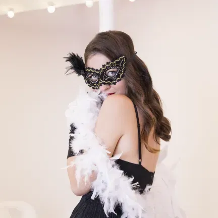 Maska karnawałowa z piórami czarno-złota 18,5x15cm Maska karnawałowa z piórami czarno-złota 18,5x15cm